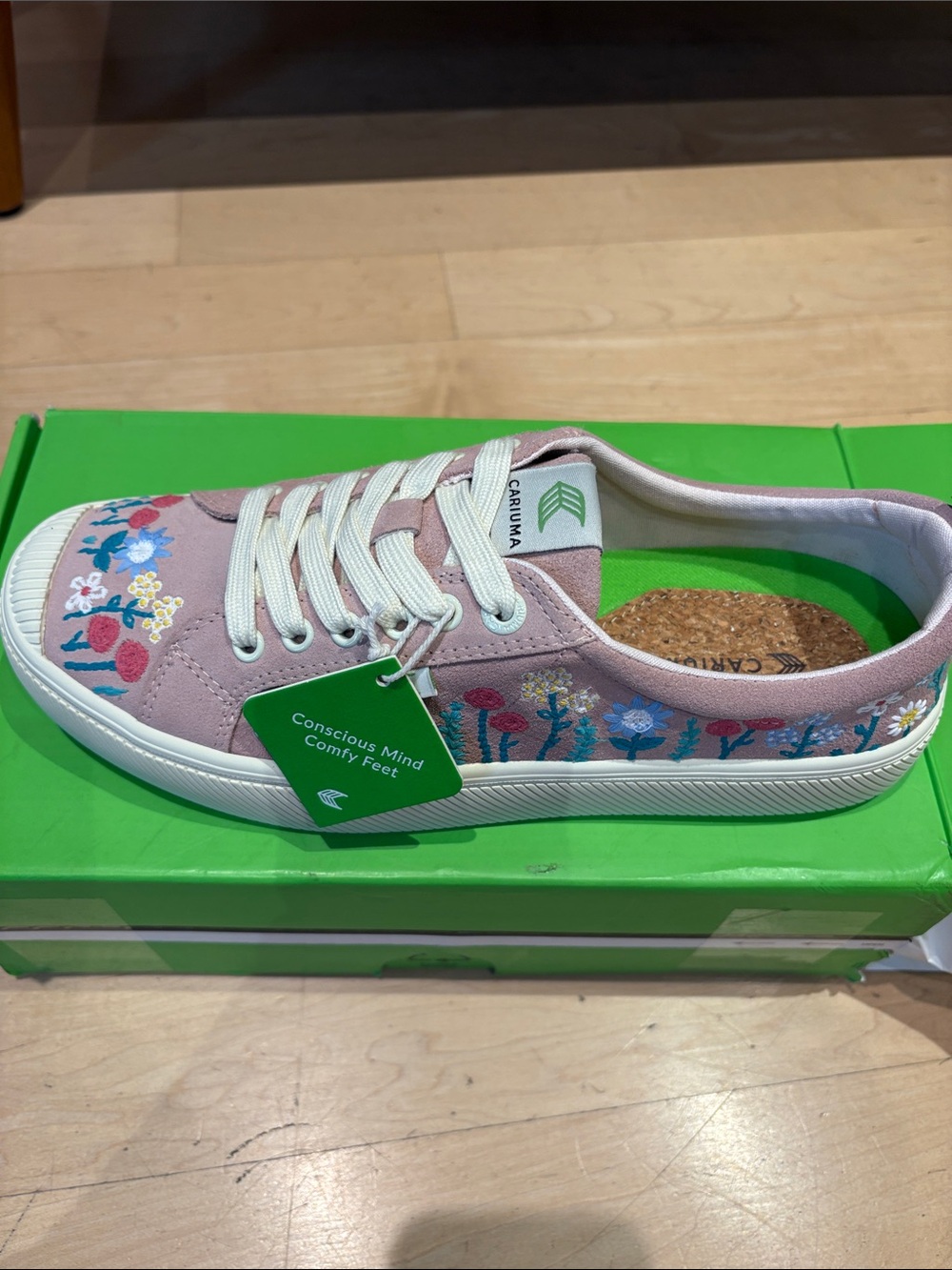 NWT Cariuma OCA Low Rose Suede Embroidered Flowers Sneaker